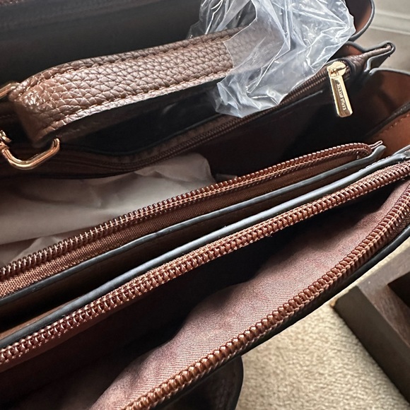 Karla Hanson handbag. I believe it to be a businesslike bag. Perhaps for travel - Picture 10 of 16